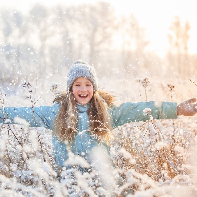 Lachendes Mädchen im Schnee