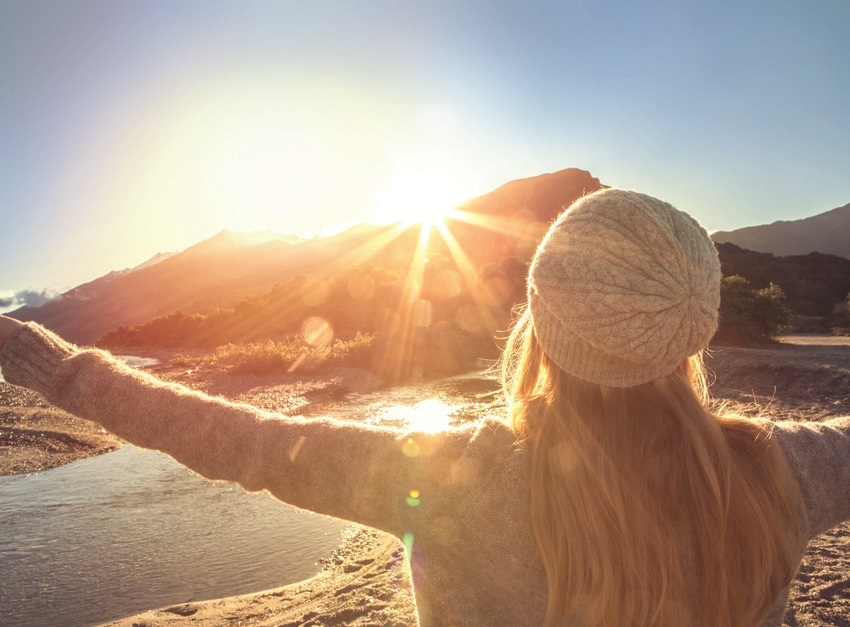 Junge Frau geniesst die Sonne